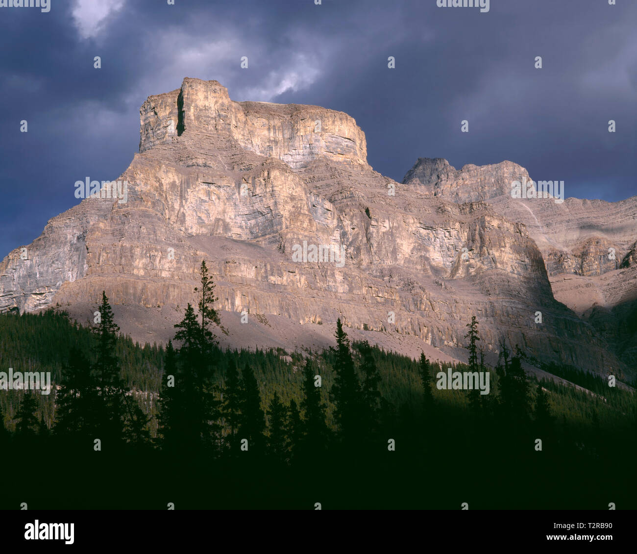 Canada, Alberta, il Parco Nazionale di Banff, nubi sul Monte di Murchison in Mistaya Valley. Foto Stock