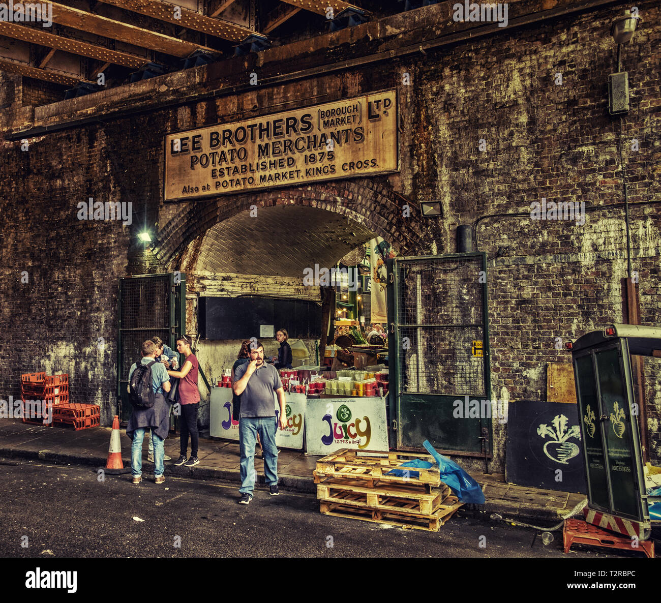 Londra, UK, ago 2018, scena urbana al Borough Market con un vecchio segno di pubblicità commerciale sopra un arco di mattoni, Inghilterra Foto Stock