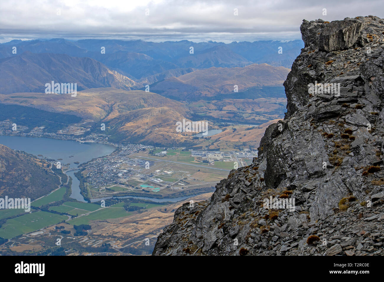 Vista dalla Remarkables fino al lago Wakatipu e Queenstown Foto Stock