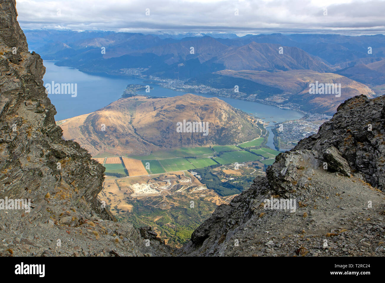 Vista dalla Remarkables fino al lago Wakatipu e Queenstown Foto Stock