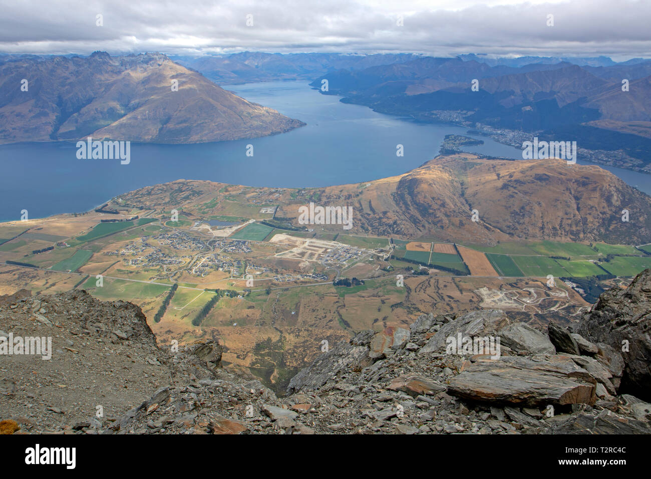 Vista dalla Remarkables verso il lago di Wakatipu Foto Stock