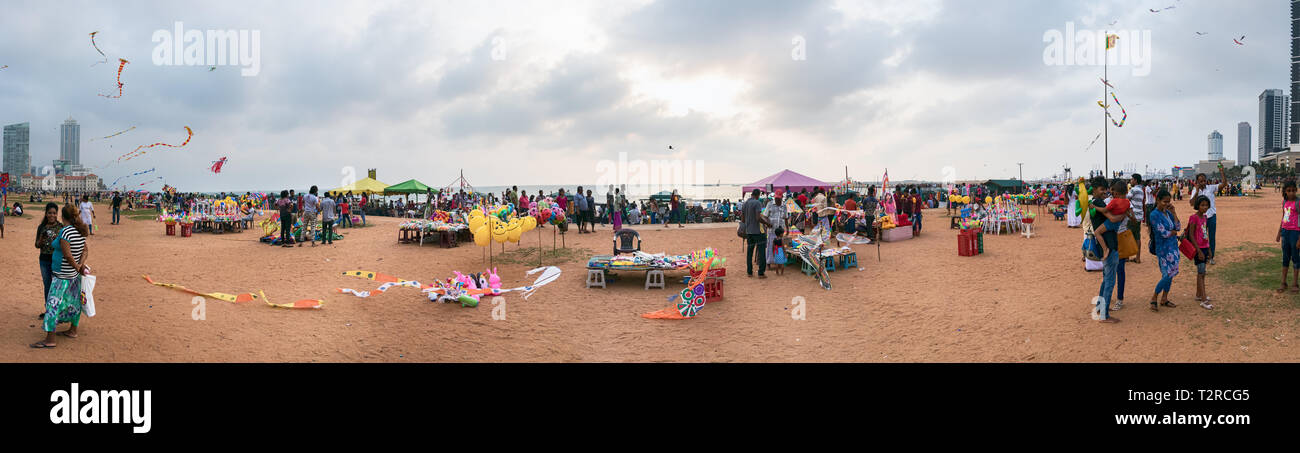 COLOMBO, SRI LANKA - 19 Febbraio 2019: vista panoramica del Galle Face beach e il locale mercato di strada in Colombo, Sri Lanka. Foto Stock