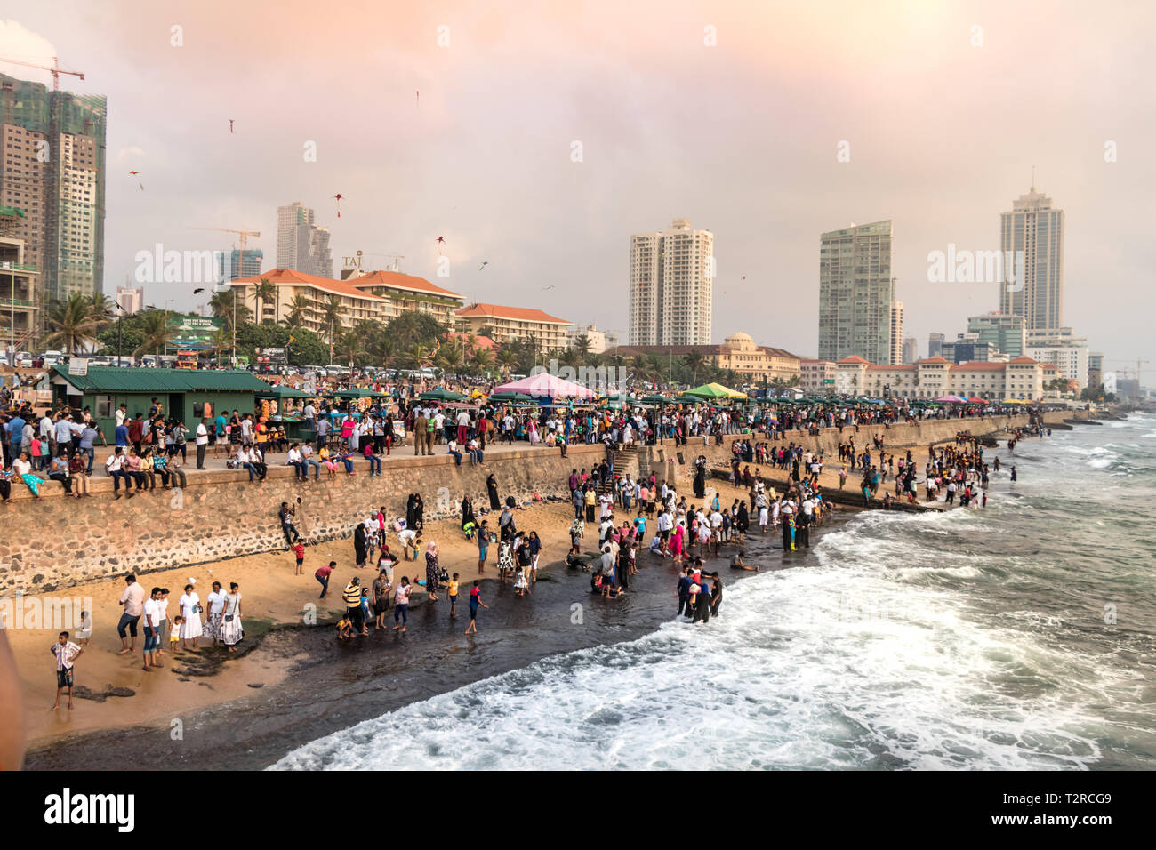 COLOMBO, SRI LANKA - 19 Febbraio 2019: Vista della Galle Face e la spiaggia e la strada locale mercato alimentare in Colombo, Sri Lanka. Foto Stock