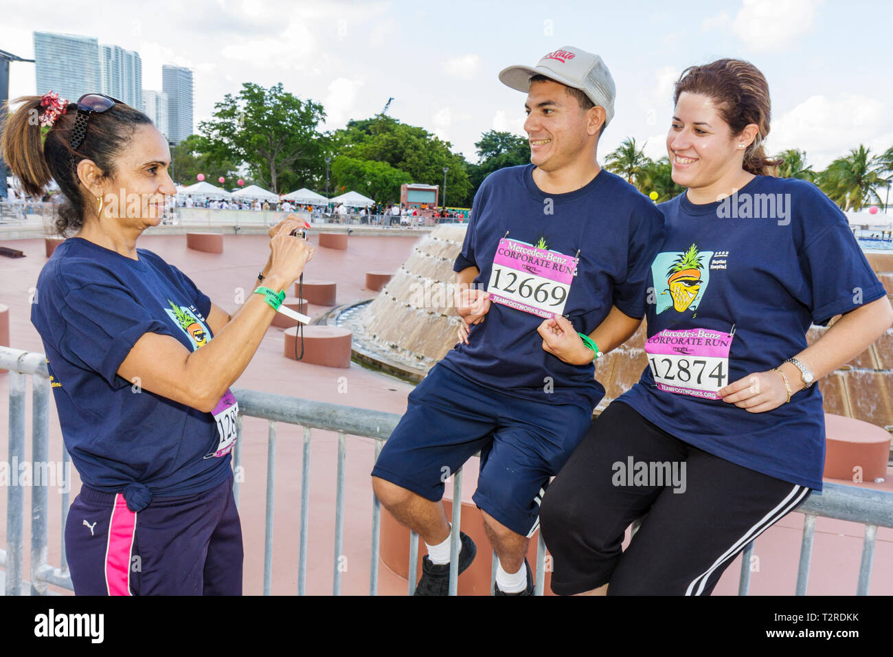 Miami Florida,Bayfront Park,Mercedes Benz Miami Corporate Run,evento di beneficenza della comunità,corridori,server dipendenti lavoratori dipendenti lavoratori lavoro jo Foto Stock