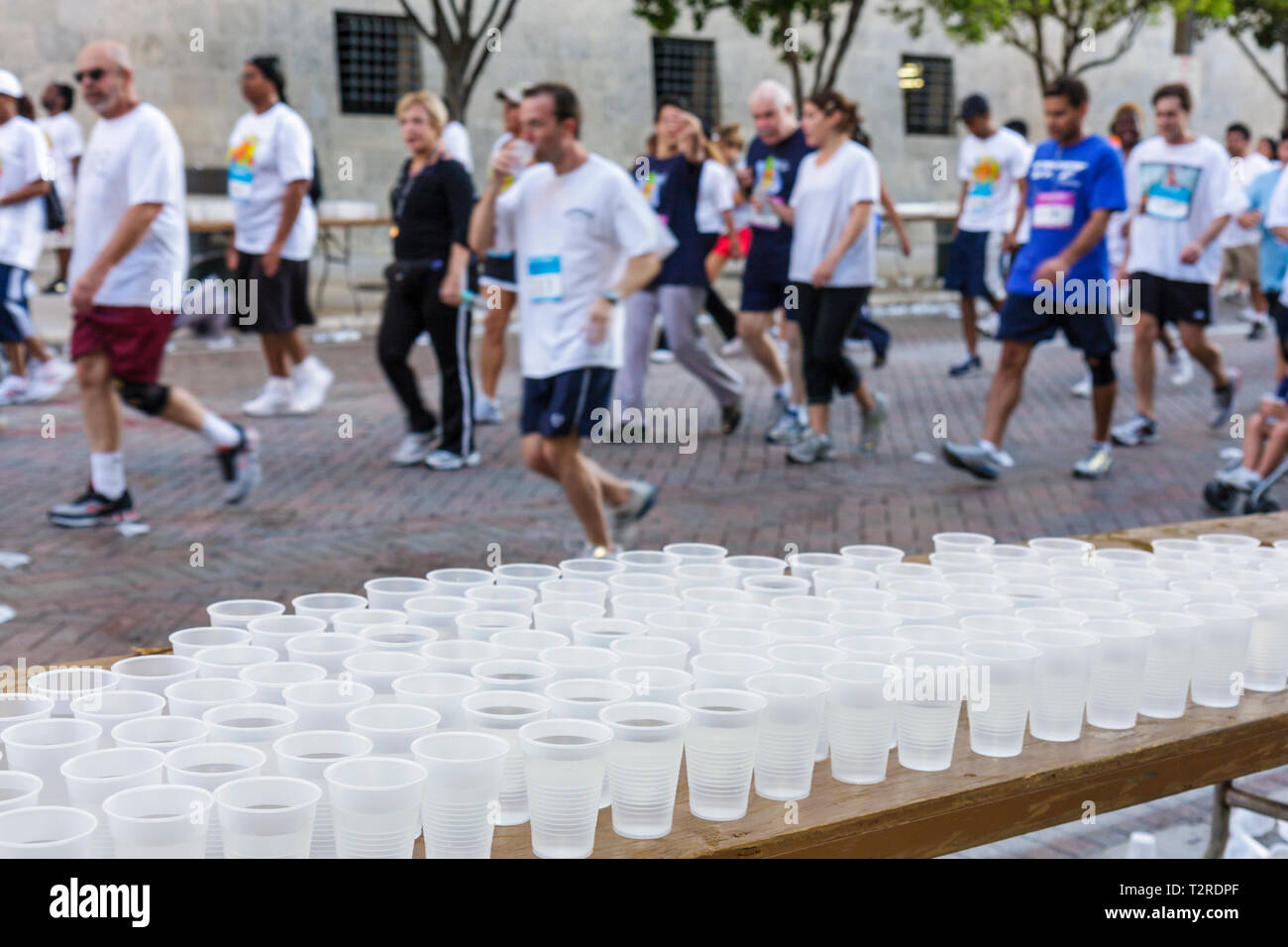 Miami Florida, Bayfront Park, Mercedes Benz Miami Corporate Run, corridori di beneficenza della comunità, escursionisti, lavoratori dipendenti lavoratori dipendenti, lavoratori co-lavoratori, walke Foto Stock