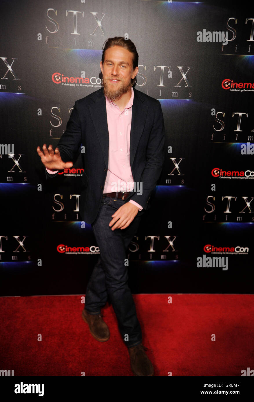 Attore Charlie Hunnam arriva alla presentazione STXfilms red carpet per CinemaCon 'lo stato del settore: passato, presente e futuro" presso il Colosseo al Caesars Palace il 2 aprile 2019 a Las Vegas, Nevada. Foto Stock