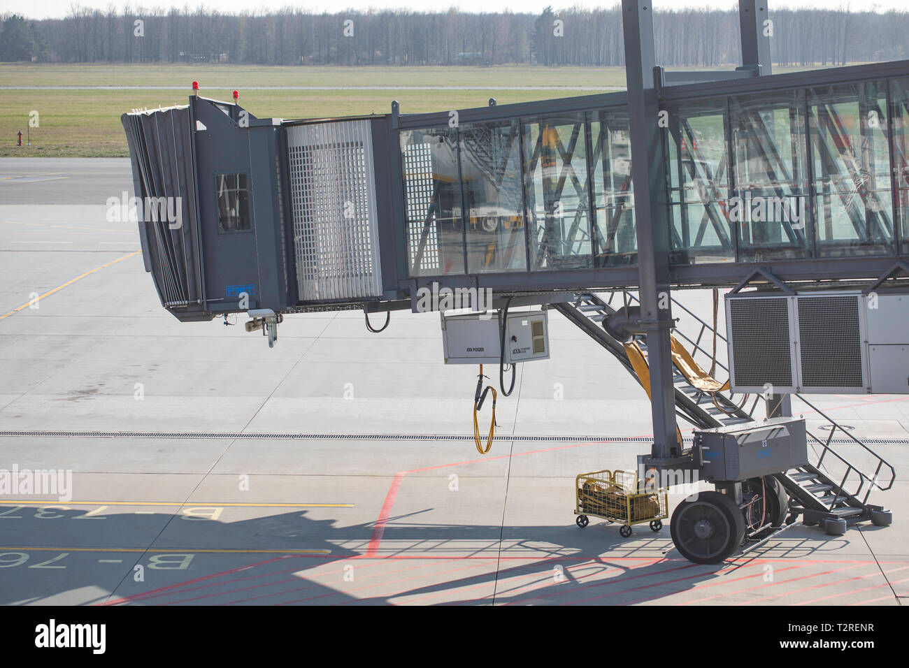 Airport jetway, Jet Bridge, Jet Way - una struttura pieghevole che consente l'ingresso in un aereo. Foto Stock