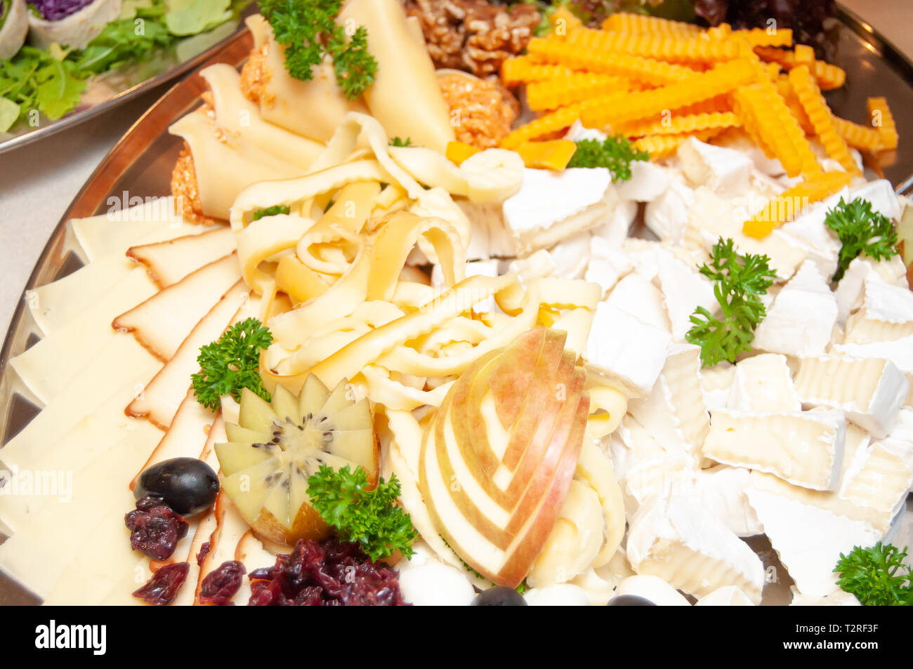 Molte specie di formaggi e frutta piatto Foto Stock