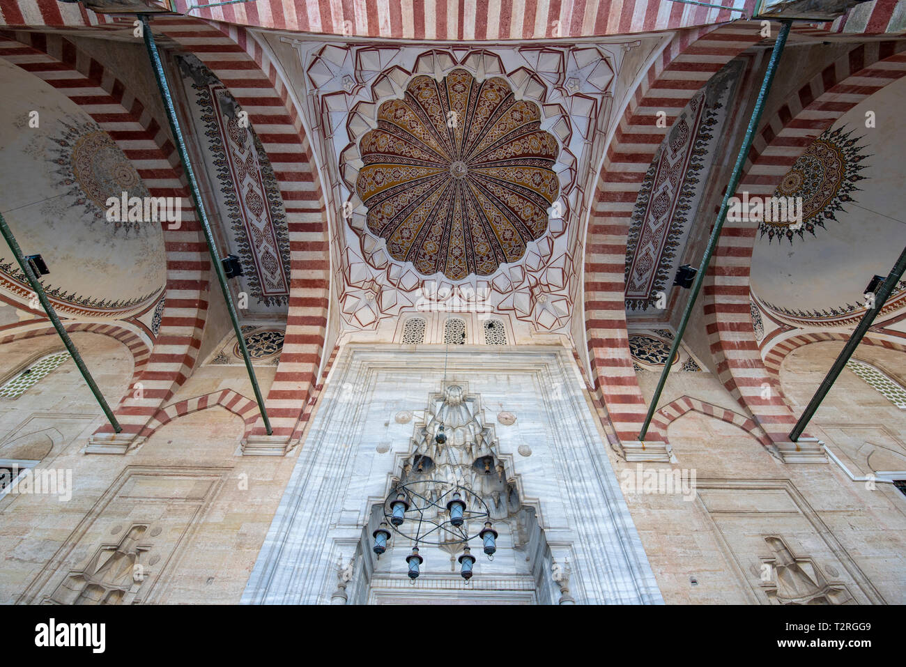 Cortile della moschea Selimiye a Edirne, Turchia. UNESCO - Sito Patrimonio dell'umanità. La moschea è stata commissionata dal Sultano Selim II. architetto Mimar Sinan Foto Stock