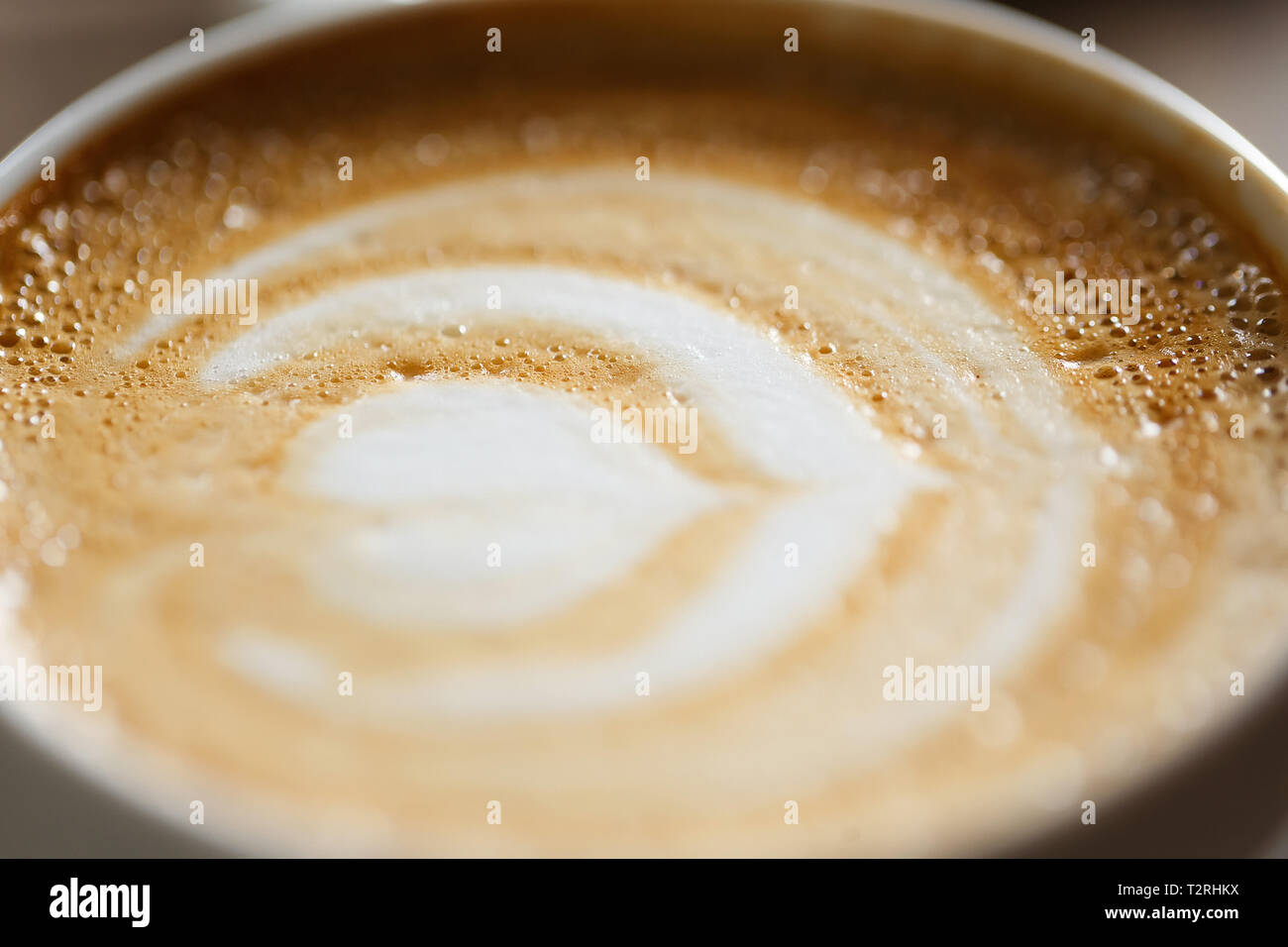 Schiuma di cappuccino in una tazza shot close up su un obiettivo macro Foto Stock