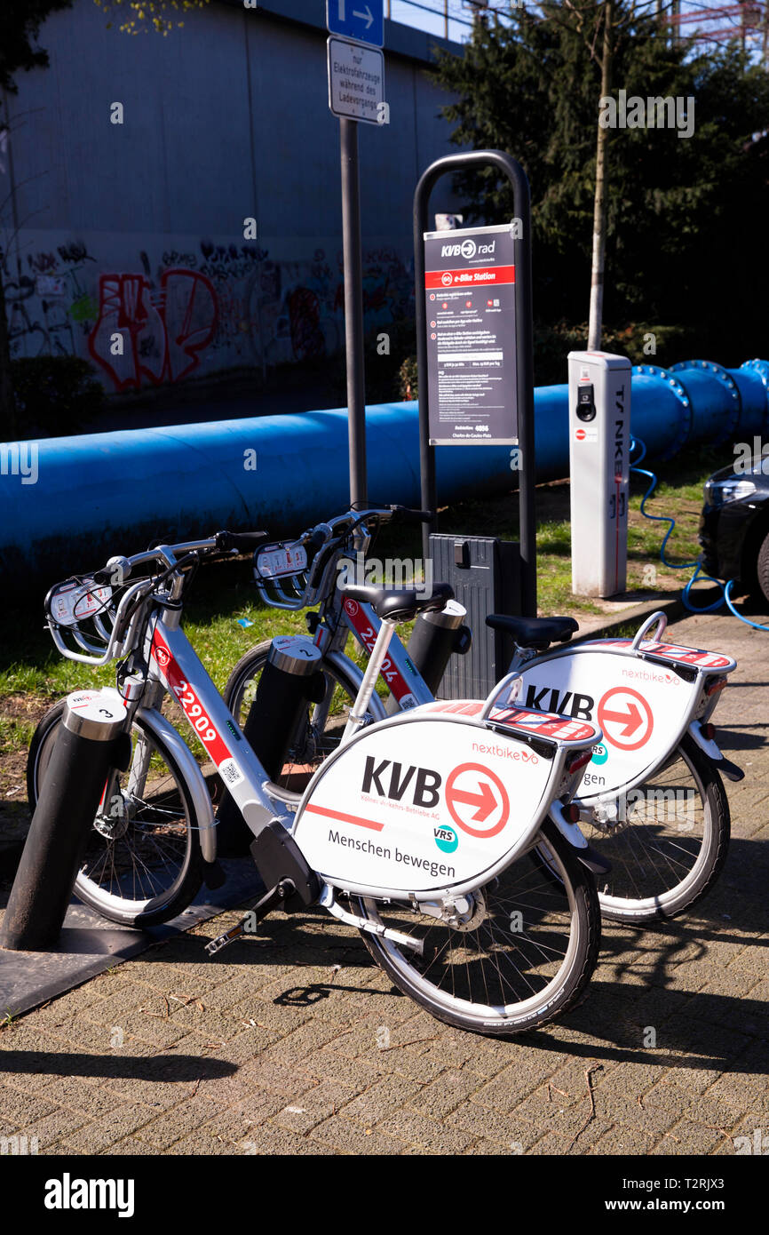 Biciclette e-bikes della società Koelner Verkehrsbetriebe KVB (Colonia azienda di trasporto pubblico) in corrispondenza di una stazione di carica dell'Mobilstation sul ch Foto Stock