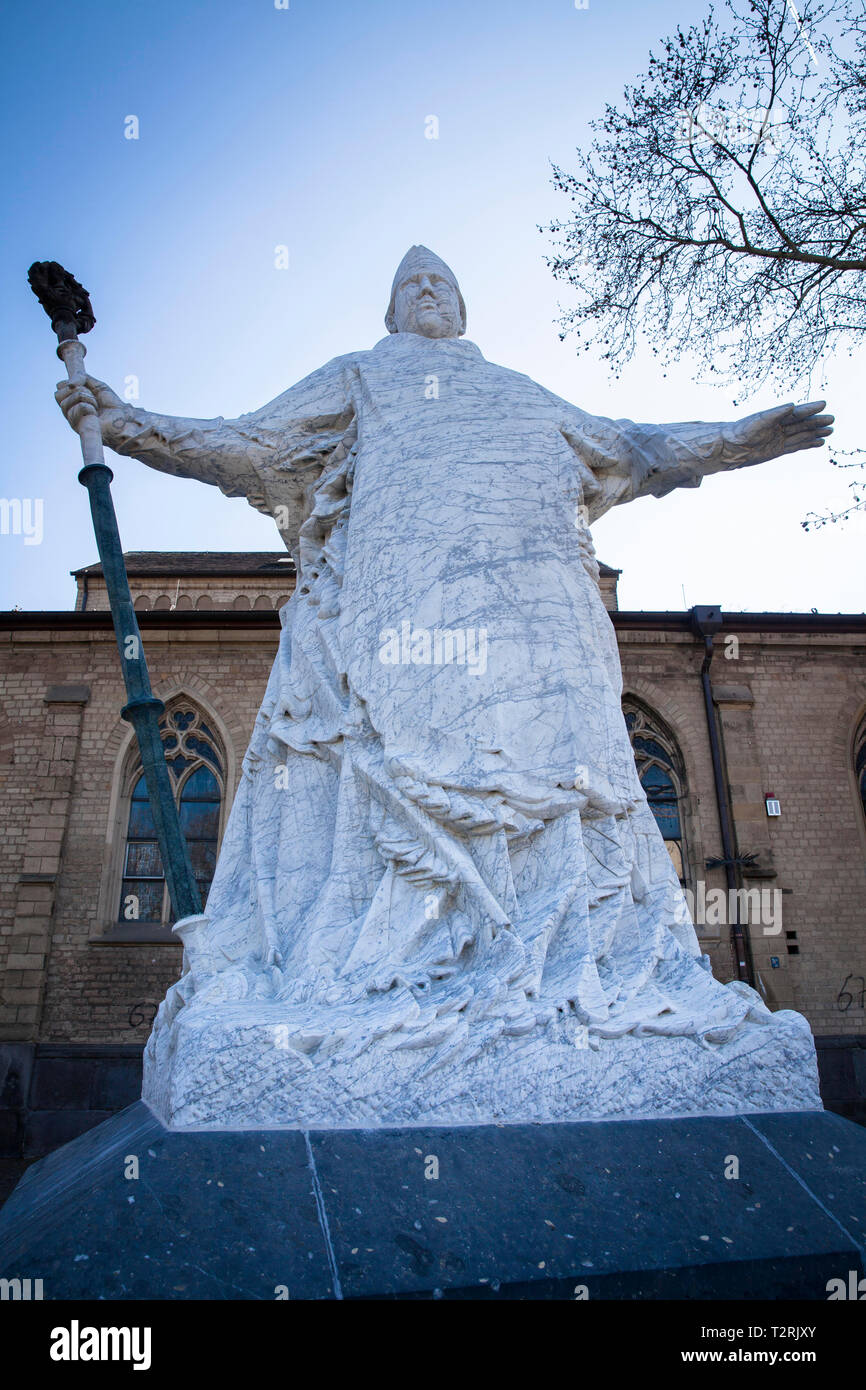 Statua di Saint Severin di Colonia di fronte la chiesa Sankt Johann Baptist, Colonia, Germania. Statua des Heiligen Severin von Koeln vor der Kirch Foto Stock