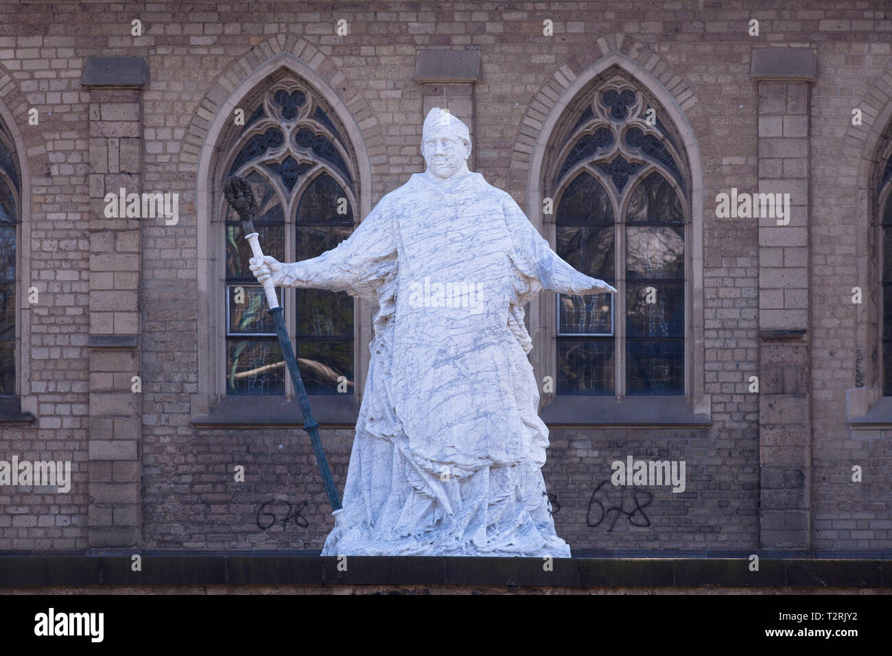 Statua di Saint Severin di Colonia di fronte la chiesa Sankt Johann Baptist, Colonia, Germania. Statua des Heiligen Severin von Koeln vor der Kirch Foto Stock