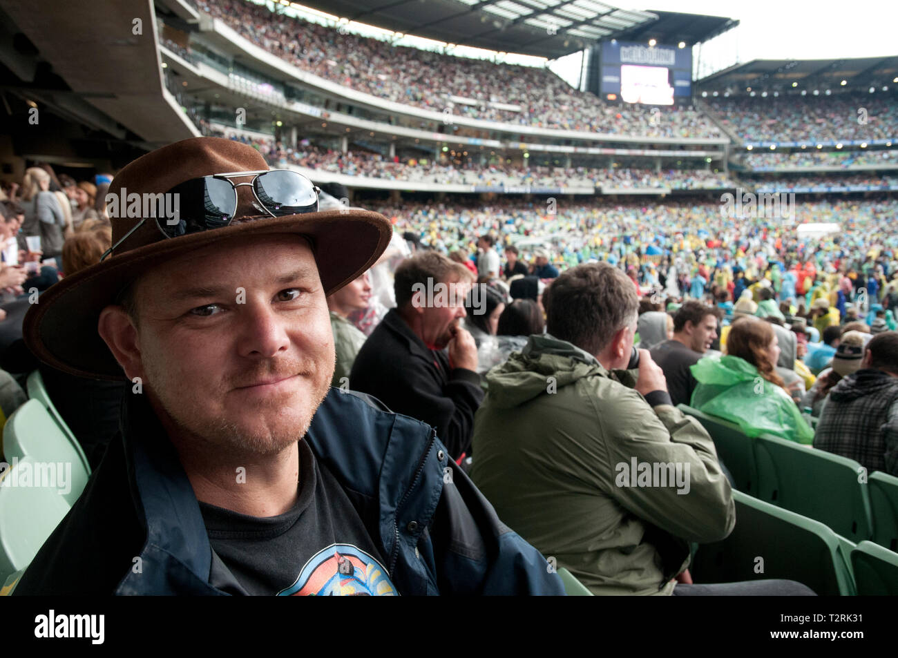 Uomo che guarda la macchina fotografica al 'Sound Relief' un concerto musicale tenuto al Melbourne Cricket Ground per il Vittoriano Bushfire Appeal 2009 Foto Stock