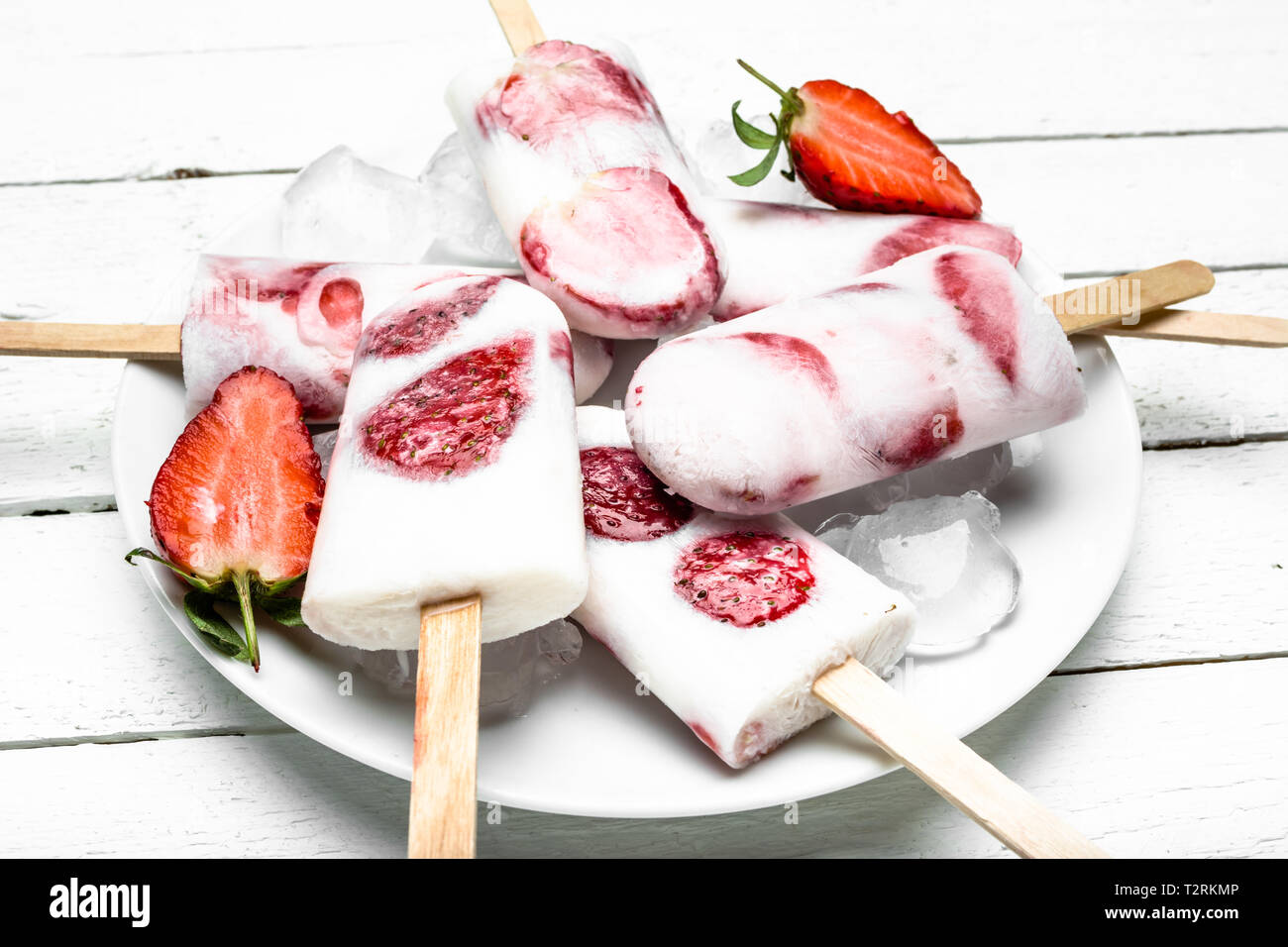 Gelato di frutta sul bastone. Fragola ghiaccioli con yogurt e frutti di bosco surgelati. Foto Stock