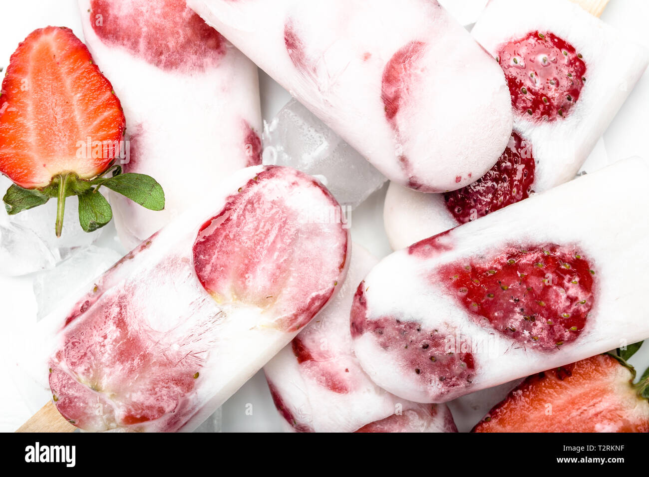 Berry popsicles con yogurt. Gelato alla crema con le fragole. Foto Stock