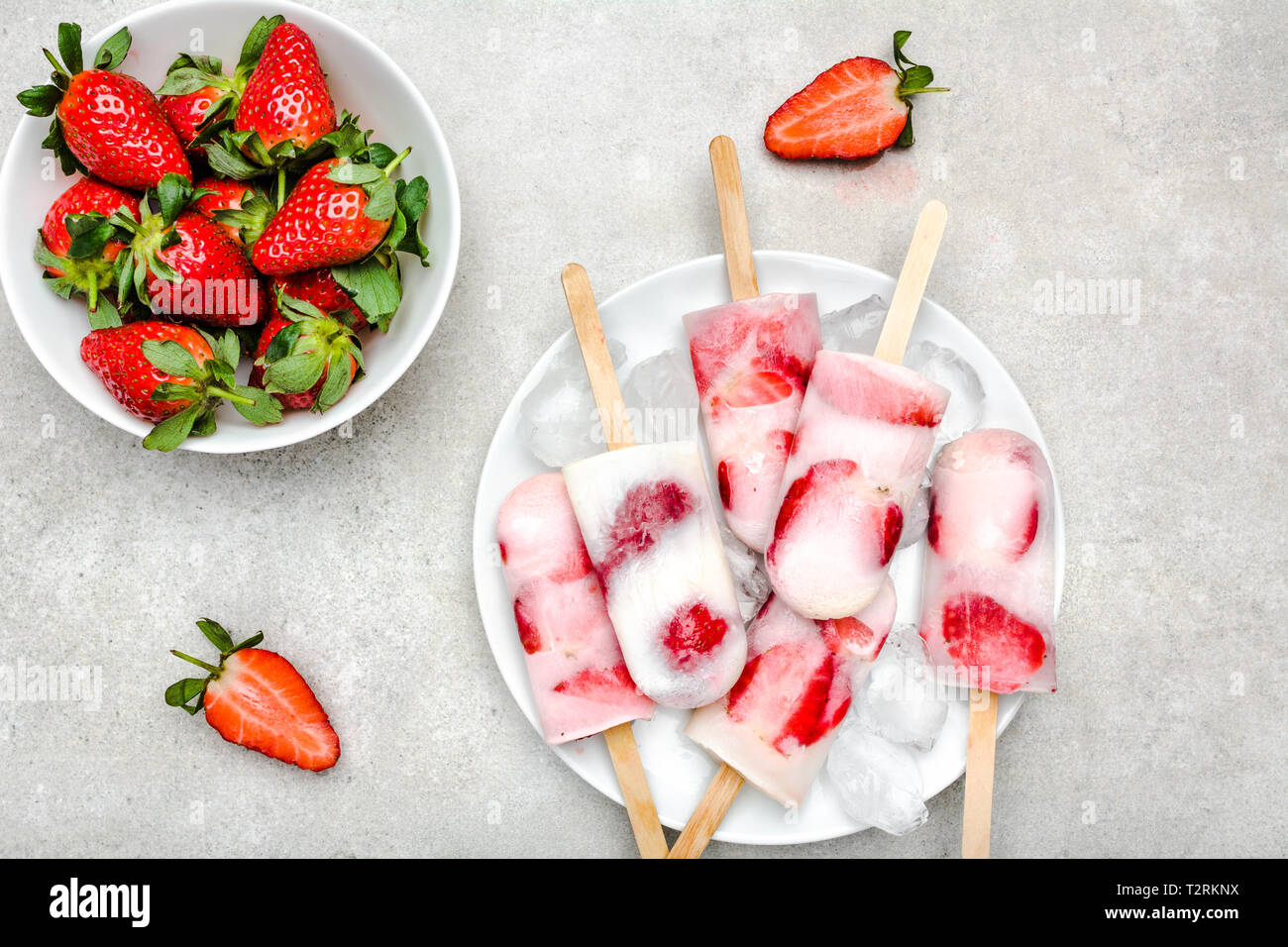 Popsicles fatti in casa con fragole e gelato con latte e frutta congelata  Foto stock - Alamy