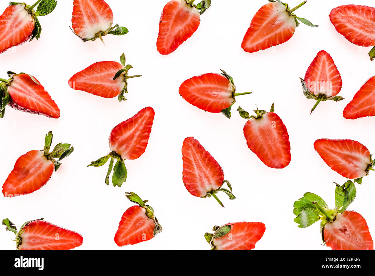 Fresche fragole a fette pattern isolati su sfondo bianco, tracciato di ritaglio Foto Stock