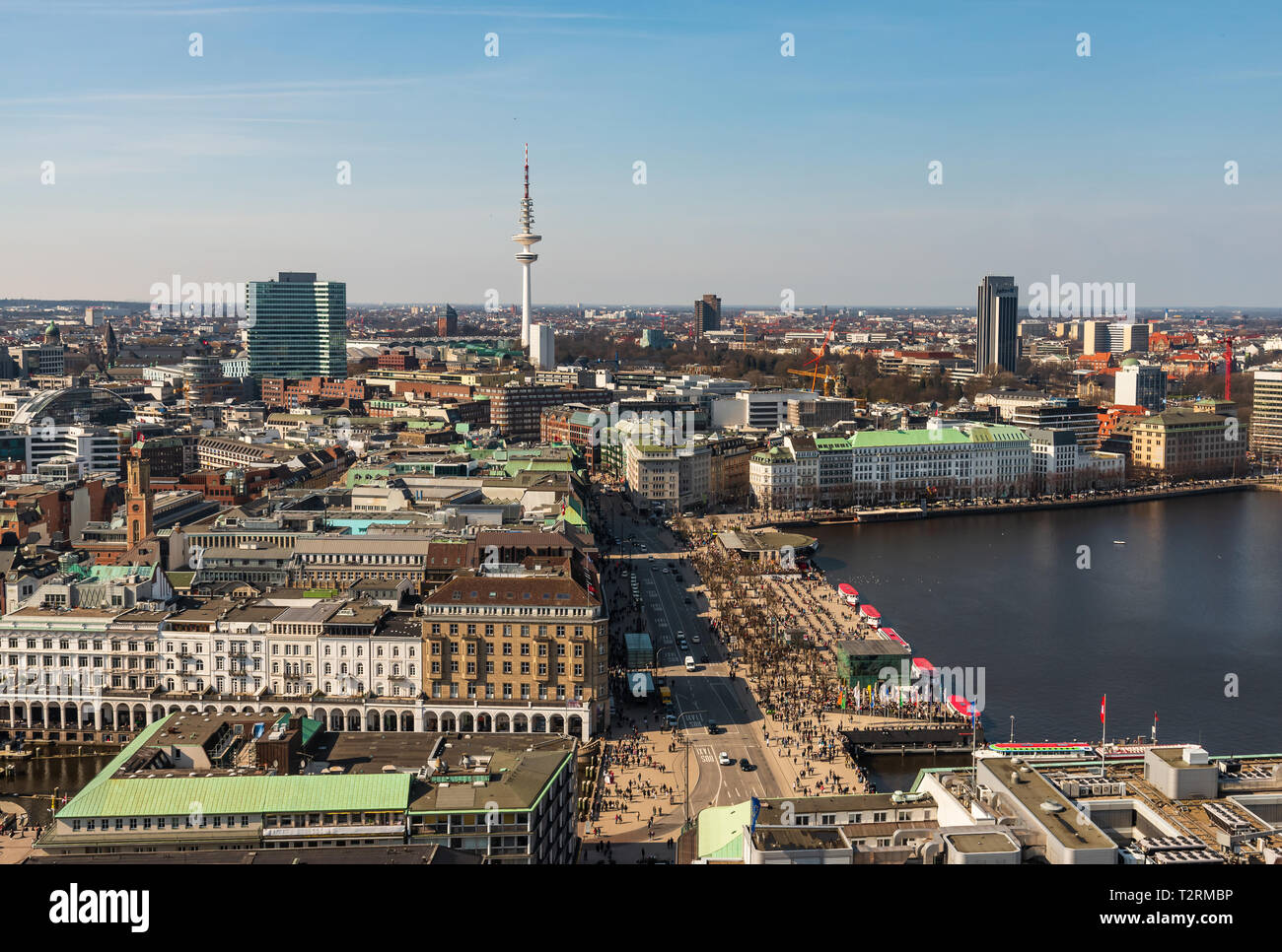 Vista aerea del Lago Alster con affollati Jungfernstieg in Hamburg sulla giornata di sole Foto Stock