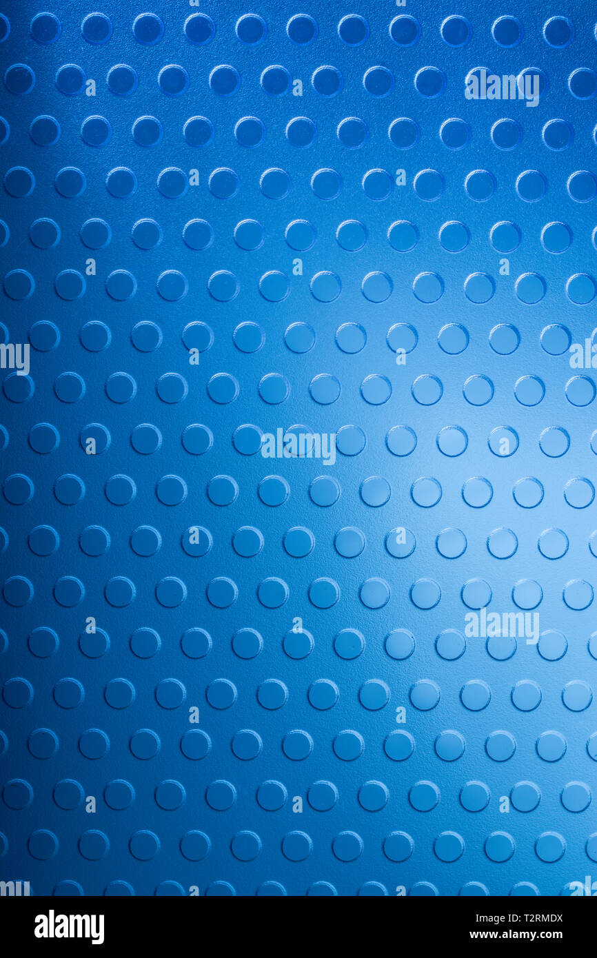 Abstract blu puntini, colpi e cerchi. Primo piano del diffusore in plastica con torcia a LED retroilluminata per ridurre le aree sensibili dei LED. Foto Stock