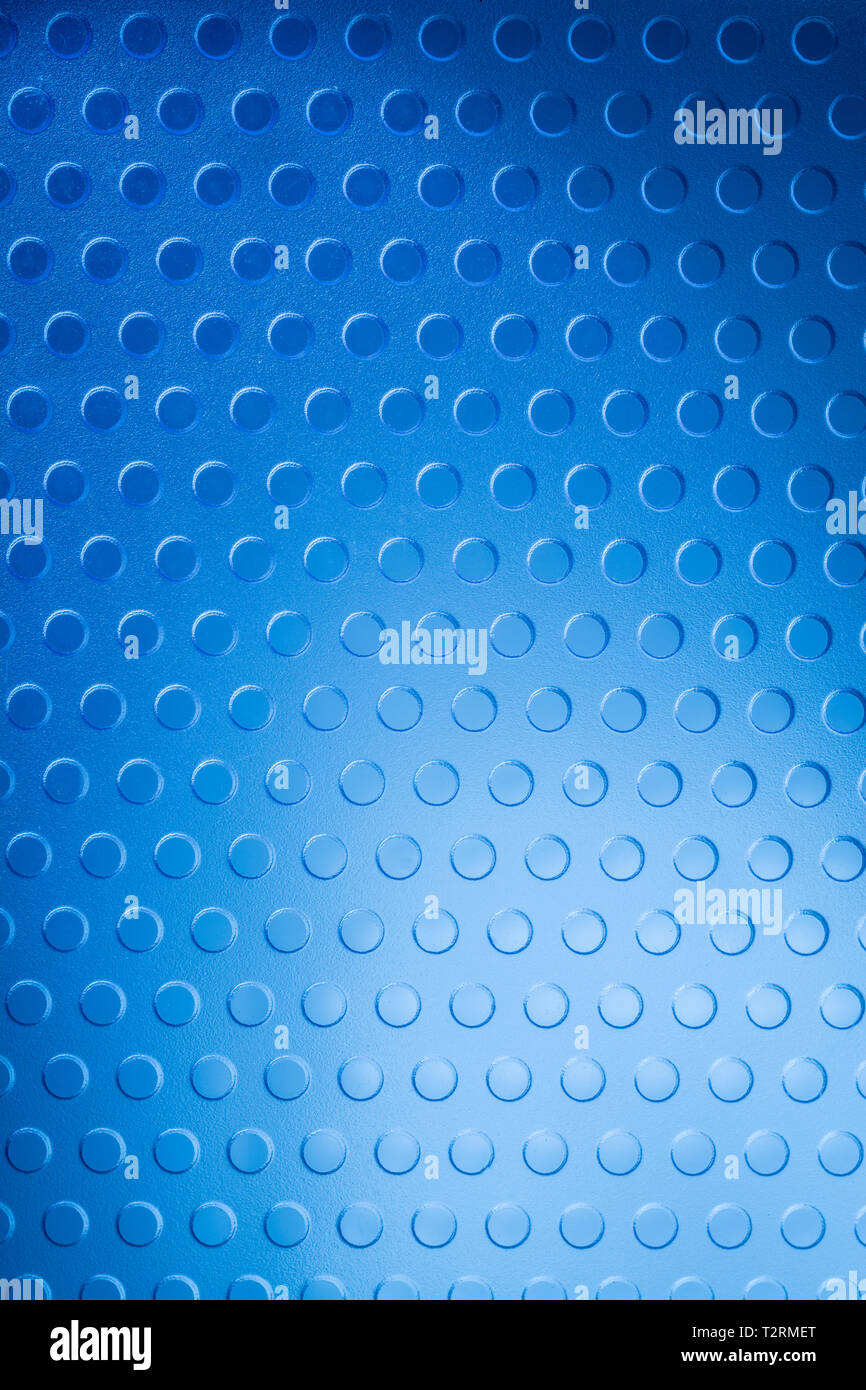 Abstract blu puntini, colpi e cerchi. Primo piano del diffusore in plastica con torcia a LED retroilluminata per ridurre le aree sensibili dei LED. Foto Stock