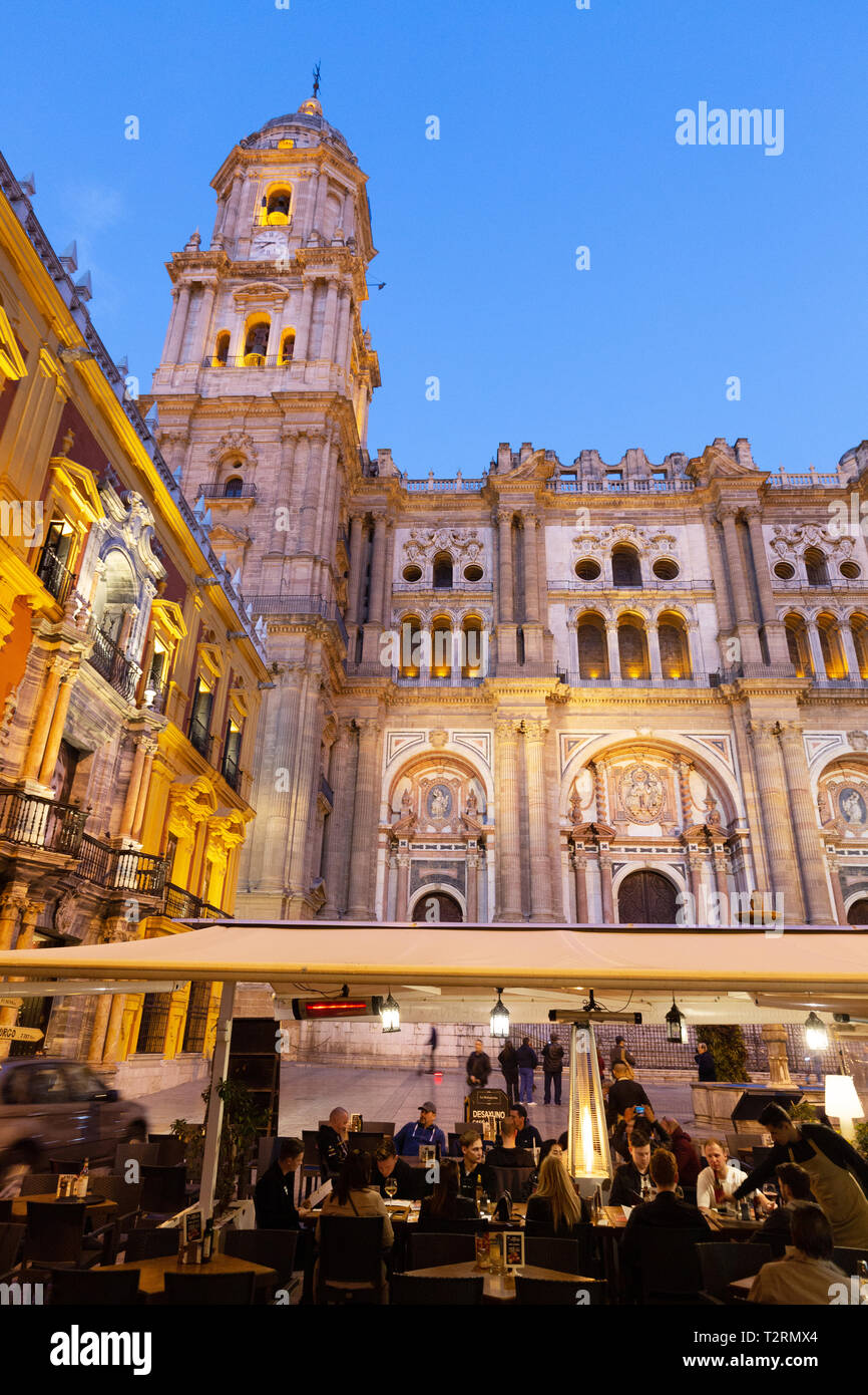 La Cattedrale di Malaga e il Palazzo dei Vescovi si illuminano di notte, visto dalla Plaza del Obispo, dal centro storico di Malaga, dalla Costa del Sol, dall'Andalusia Spagna Foto Stock