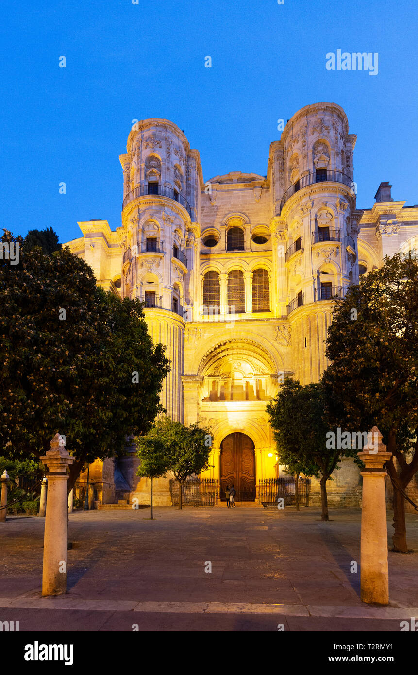 Cattedrale di Malaga ingresso acceso fino al crepuscolo, Malaga Andalusia Spagna Europa Foto Stock