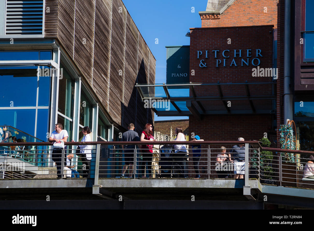 York, North Yorkshire. Pitcher e piano bar, le persone al di fuori sul balcone sorseggiando un drink e il bel tempo. Foto Stock