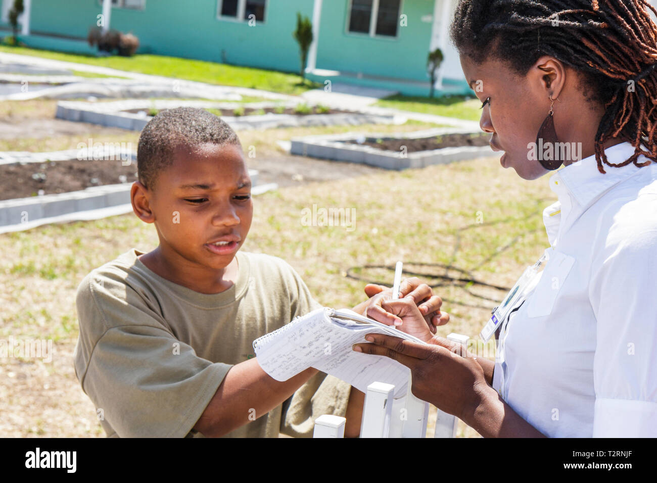 Miami Florida,Liberty City,Piazza,alloggi pubblici,cerimonia,dedicazione,giardino della comunità,complotto,assegnazione,urbano,neri africani africani minori etnici Foto Stock