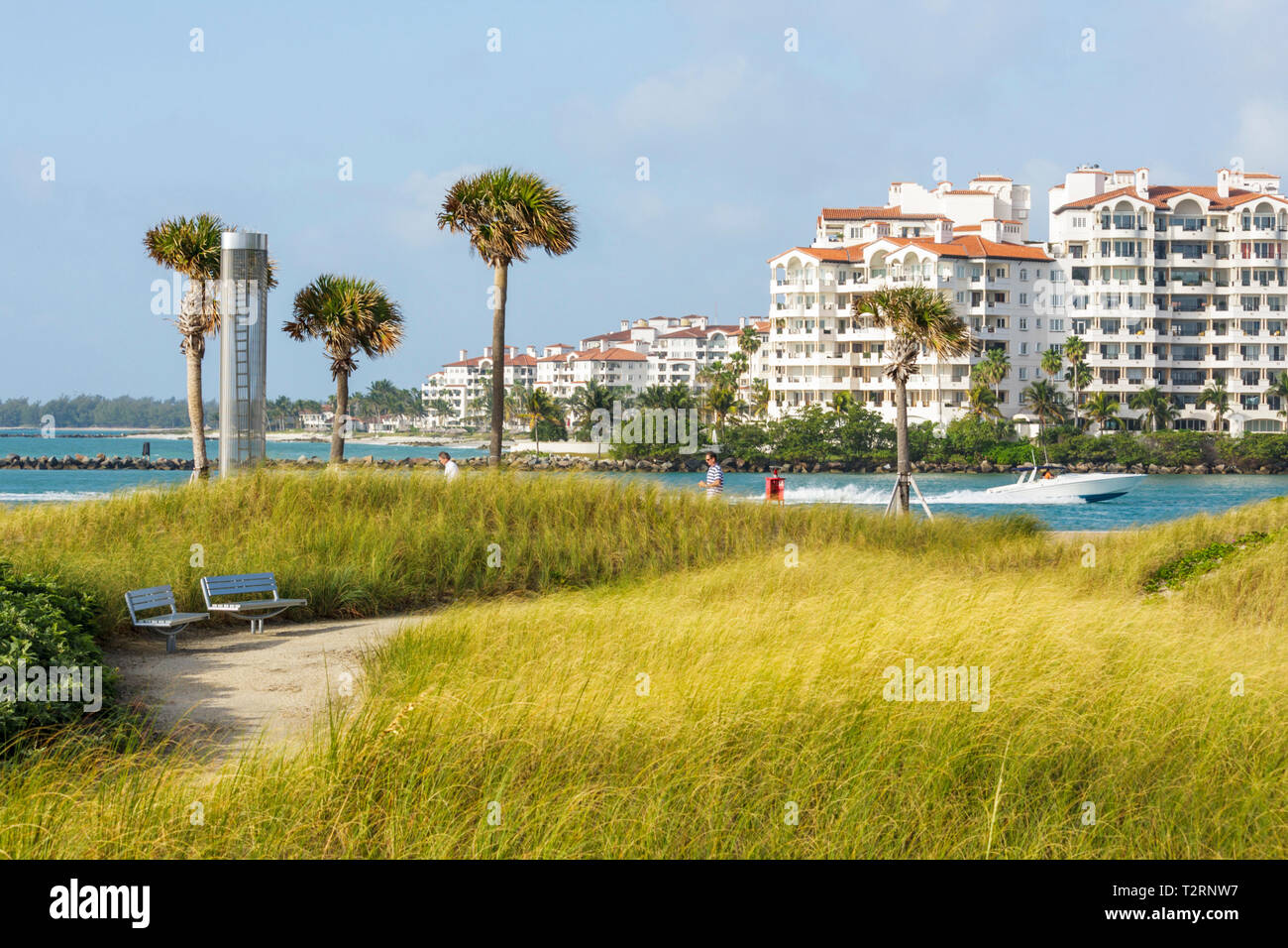 Miami Beach Florida, South Pointe Park, Point, Oceano Atlantico, acqua, Government Cut, spazio urbano pubblico, spiaggia, dune, erba, vegetazione, canale della barca, Palm t Foto Stock