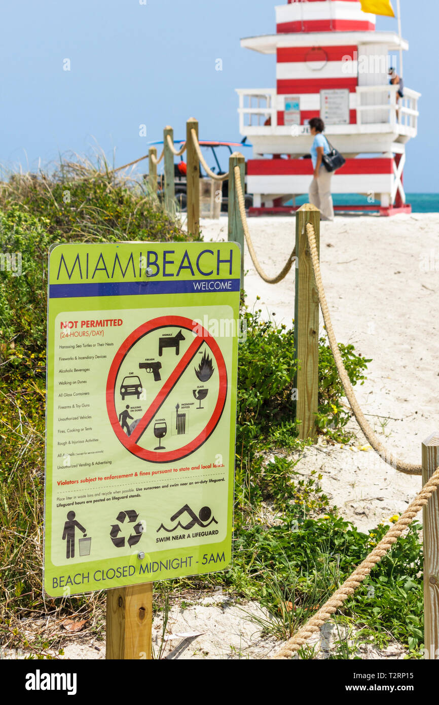 Miami Beach Florida,Oceano Atlantico,acqua,spiaggia pubblica,sabbia,stazione di bagnino,capanna,cartello,regole,regolamenti,proibire,divieto,non permesso,armi da fuoco,fuoco,alcoh Foto Stock