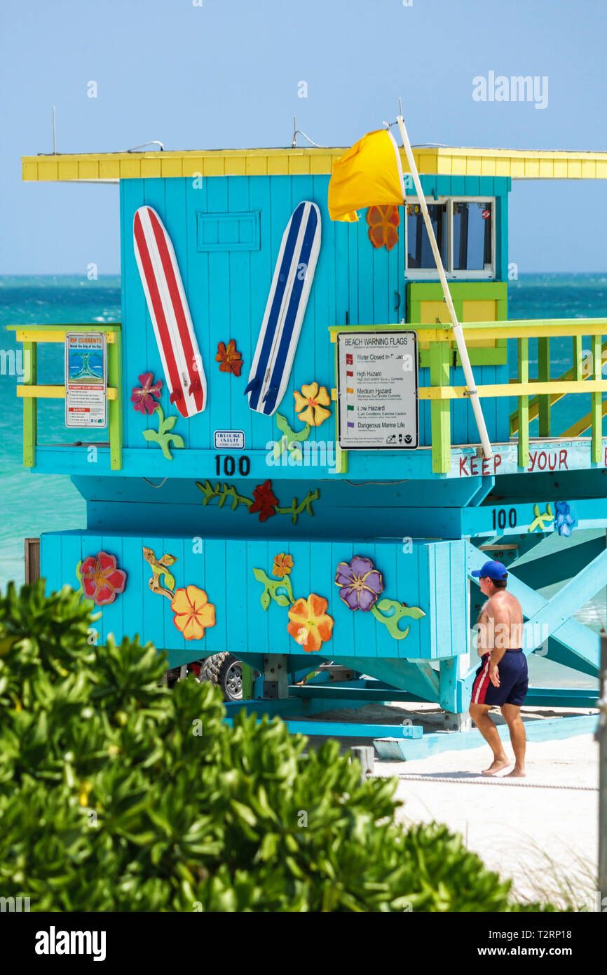 Miami Beach Florida,Oceano Atlantico spiaggia pubblica spiagge, sabbia, stazione bagnino, capanna, adulti uomo uomini uomini uomini, a piedi, colorato, surf, surfer, t Foto Stock