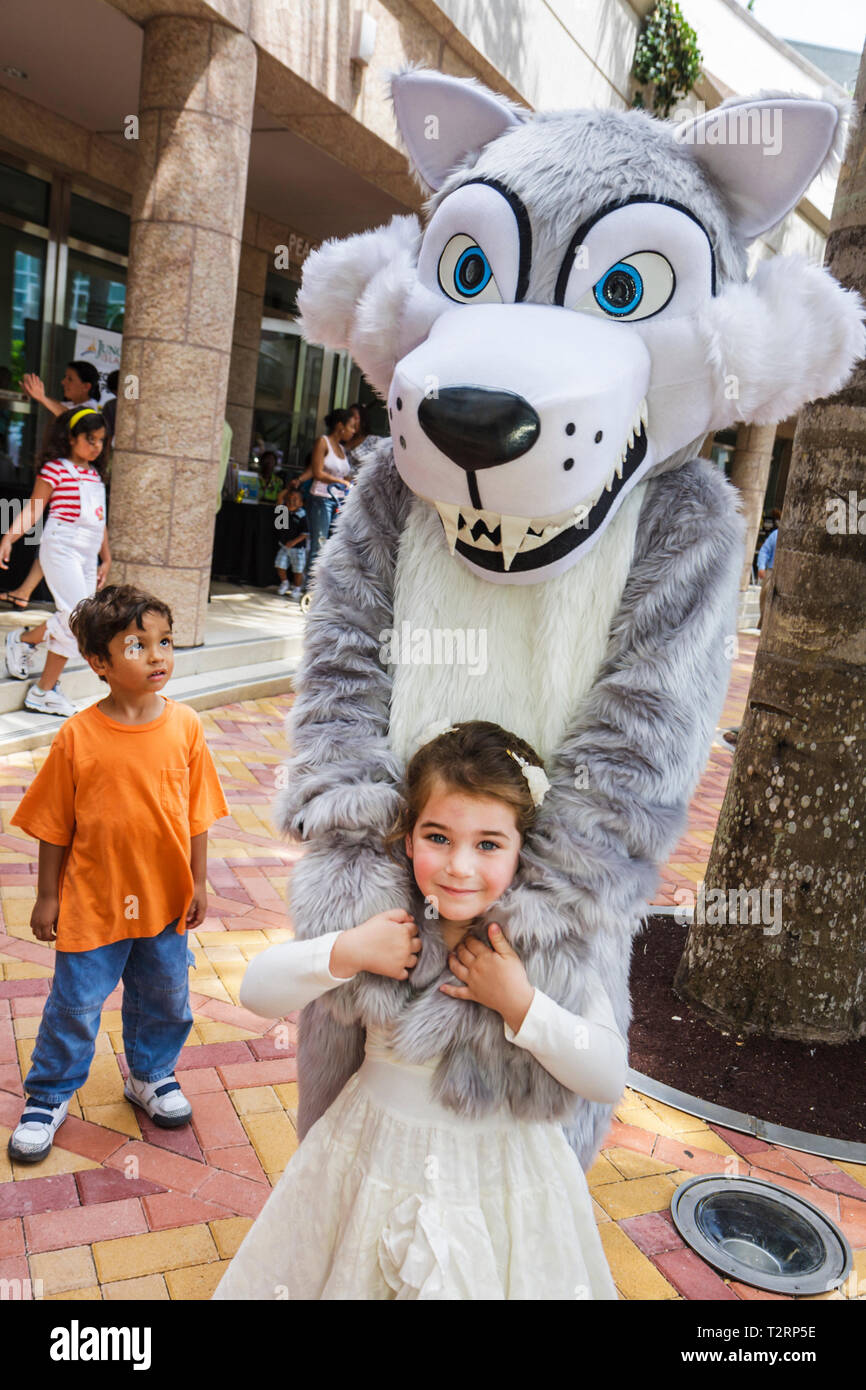 Miami Florida,Adrienne Arsht Performing Arts Center,centro,famiglia famiglie genitori figli bambini,Fest,ragazzi ispanici ragazza maschio,ragazze femmina Foto Stock