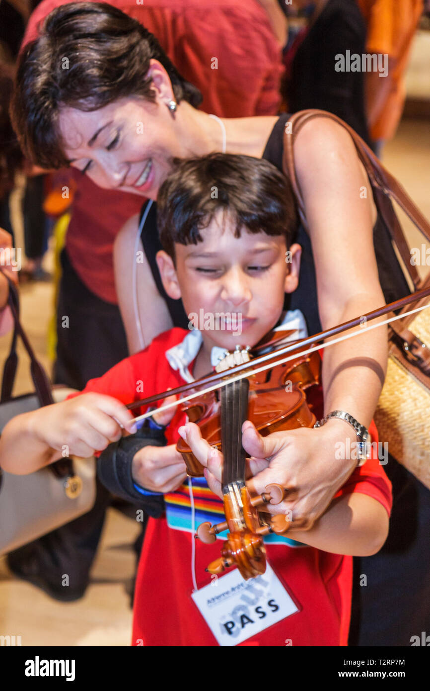 Miami Florida,Adrienne Arsht Performing Arts Center,centro,famiglia famiglie genitori genitori bambini, Fest,Instrument Discovery,musica,mani su,arte Foto Stock