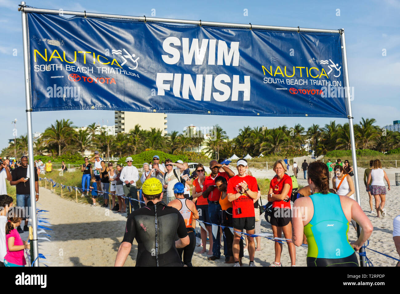 Miami Beach Florida, Nautica South Beach Triathlon, Oceano Atlantico, acqua, riva, sport, fitness, segmento nuoto, nuotatore, atleta, concorrenti, donne donne Foto Stock