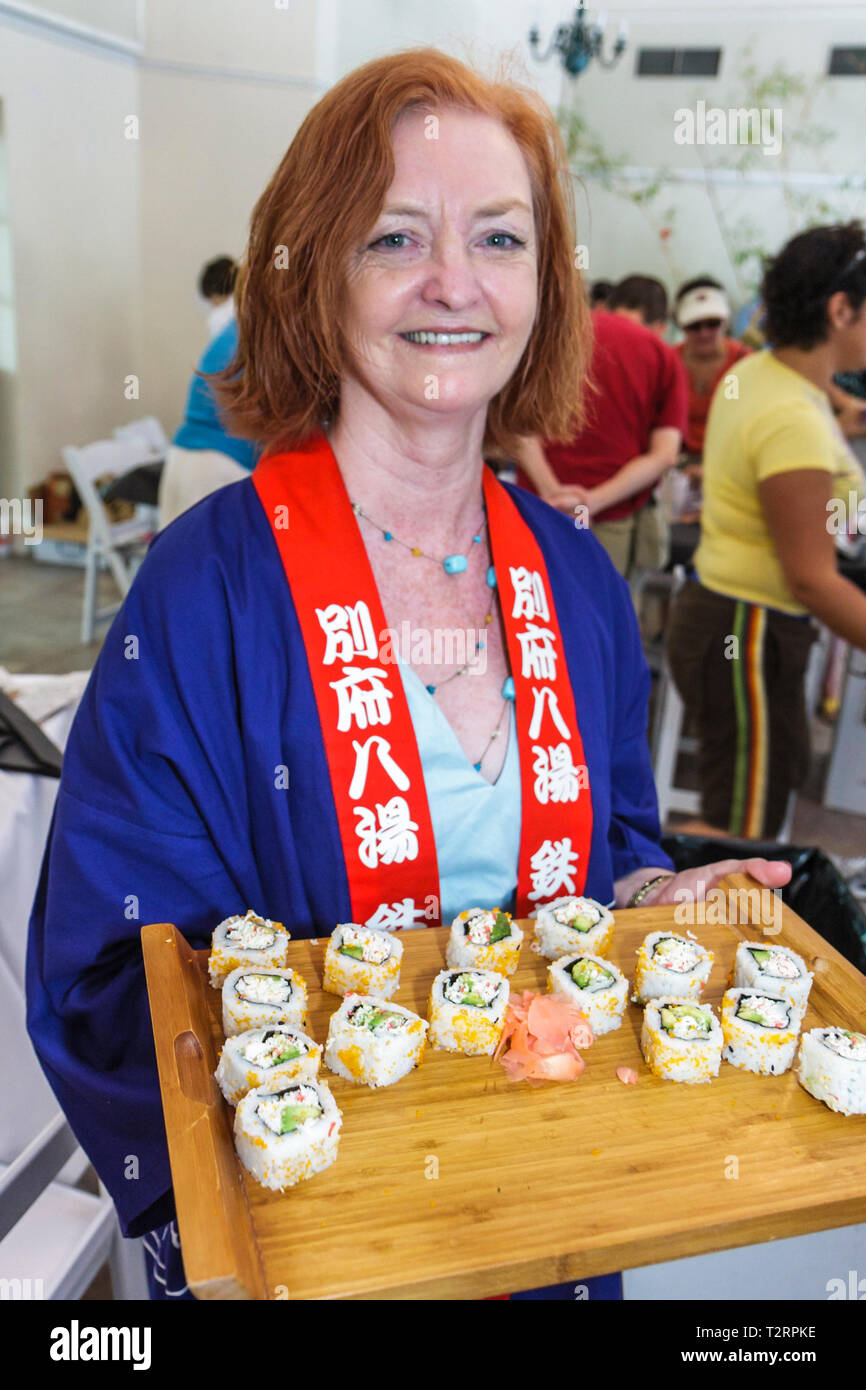 Miami Beach Florida,Miami Dade,Miami Beach,Giardino Botanico,Giornata della Famiglia a tema Asiatico,donna femminile,server,capelli rossi,cibo,antipasti,rotolo di sushi,tr Foto Stock