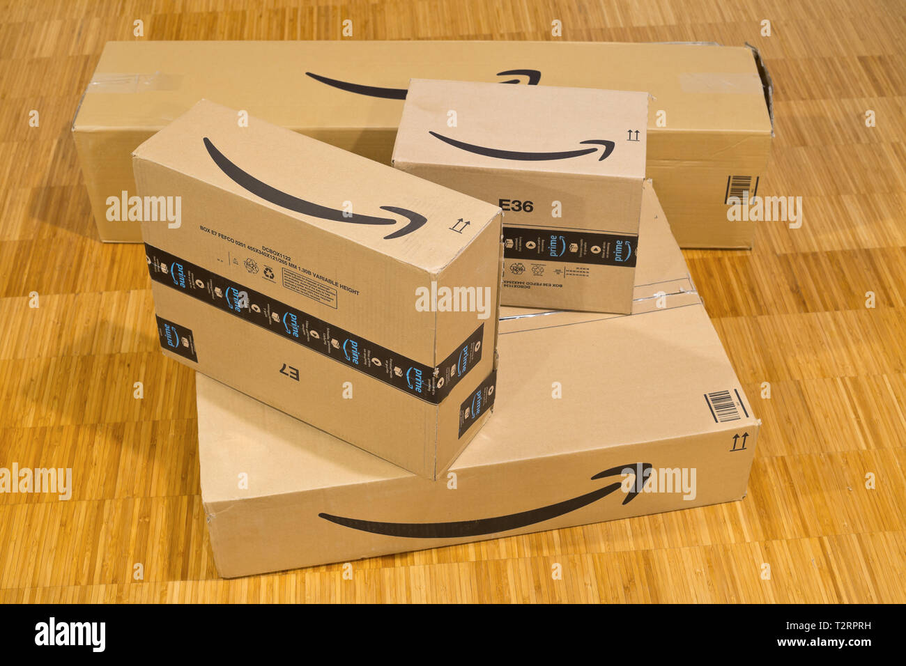 A DRESDA, GERMANIA - Aprile 3, 2019 : Pila di perfezione del Amazon  parcelle su ufficio in legno piano. Il primo è un servizio offerto dal  rivenditore online Amazon per fast Foto stock - Alamy