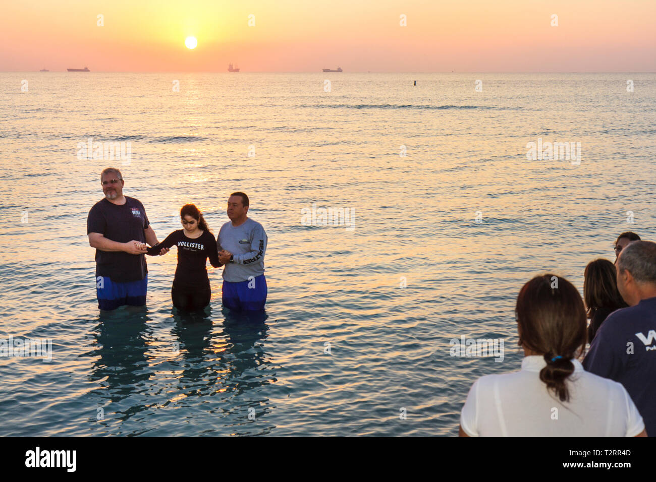 Miami Beach Florida,Oceano Atlantico,acqua,riva,surf,alba,Domenica di Pasqua,la Chiesa della roccia,indipendente,autonomo,non confessionale,cristiano,membri,r Foto Stock