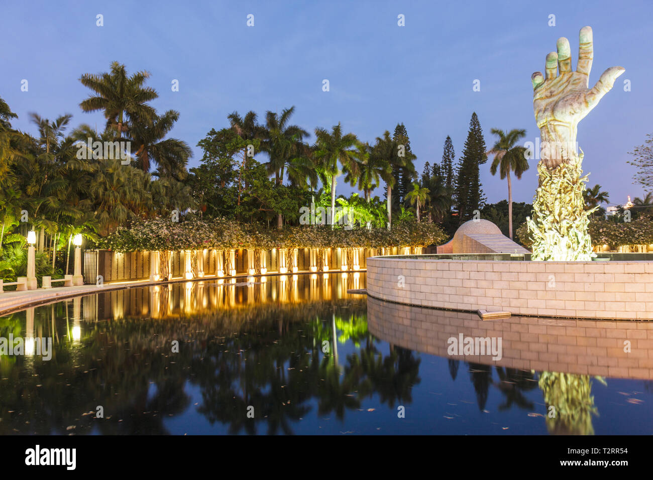 Miami Beach Florida,Olocausto Memorial,bronzo,scultura d'amore e angoscia,braccio,mano,mani,Kennex Treister,giardino di meditazione,stagno,ebrei,ebrei,genocidio, Foto Stock