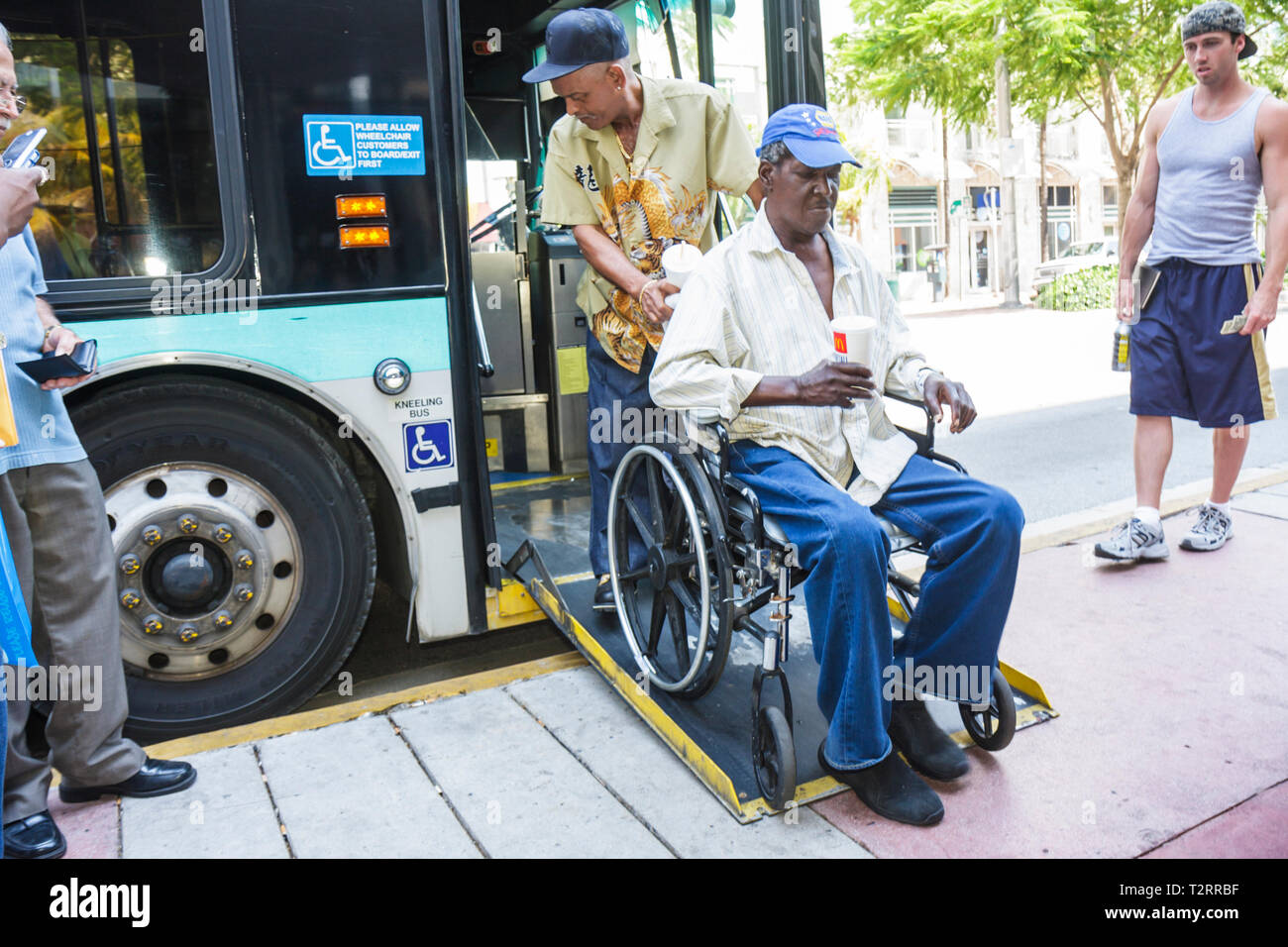 Miami Beach Florida, Washington Avenue, Metrobus, trasporto di massa, autobus in ginocchio, pullman, handicap, disabili, sedia a rotelle, uomo uomo nero maschio, imbarco, rampa, ascensore, ADA, A. Foto Stock