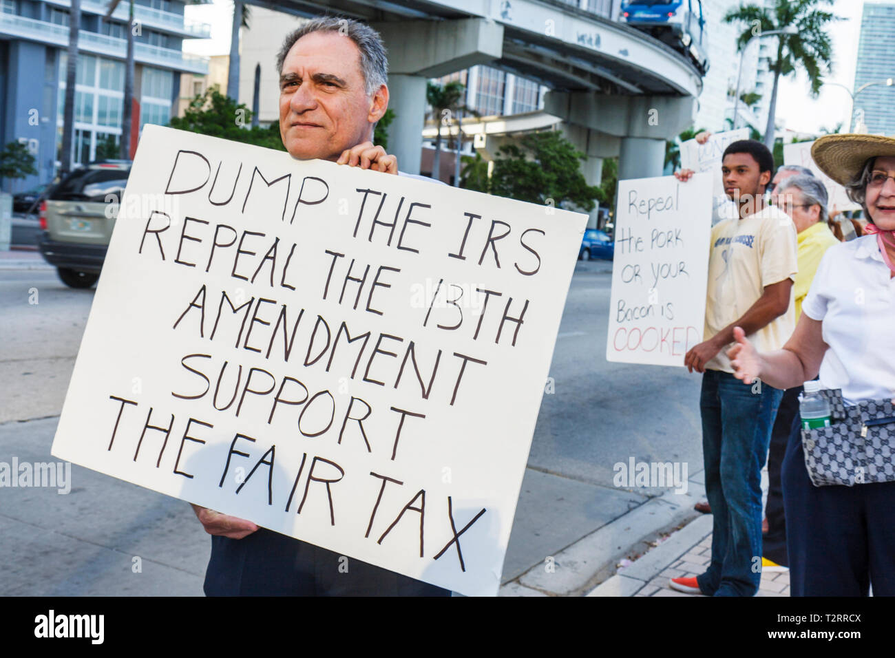 Miami Florida,Biscayne Boulevard,TEA tax party,protesta,anti,governo,partito repubblicano,destra,segno,protesto,discorso libero,opinione,dissenso,donna femmina Foto Stock