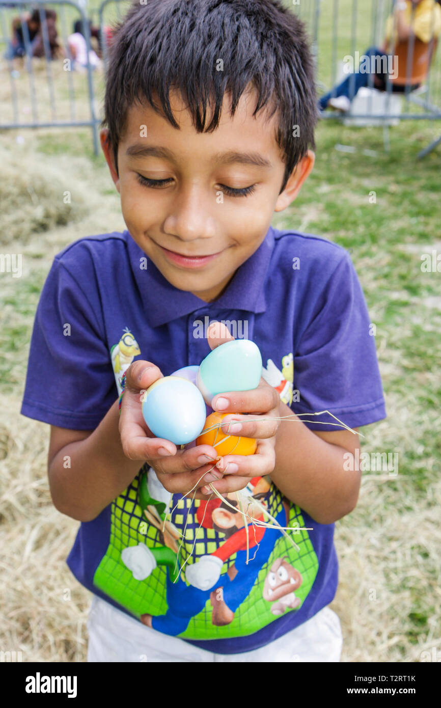 Miami Florida,Marg,Road,Parco del Pace di Maret,Eggstravaganza di Pasqua,famiglia famiglie genitori genitori bambini bambini,caccia alle uova,vacanza,tradizione,uovo di plastica,gath Foto Stock