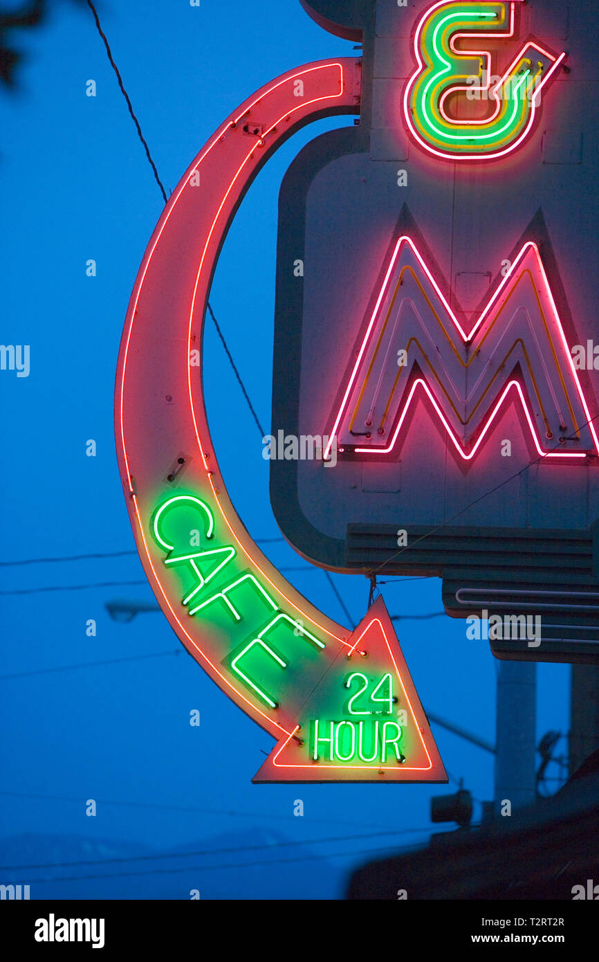 Close up della freccia di un neon diner accedi Butte Montana Foto Stock