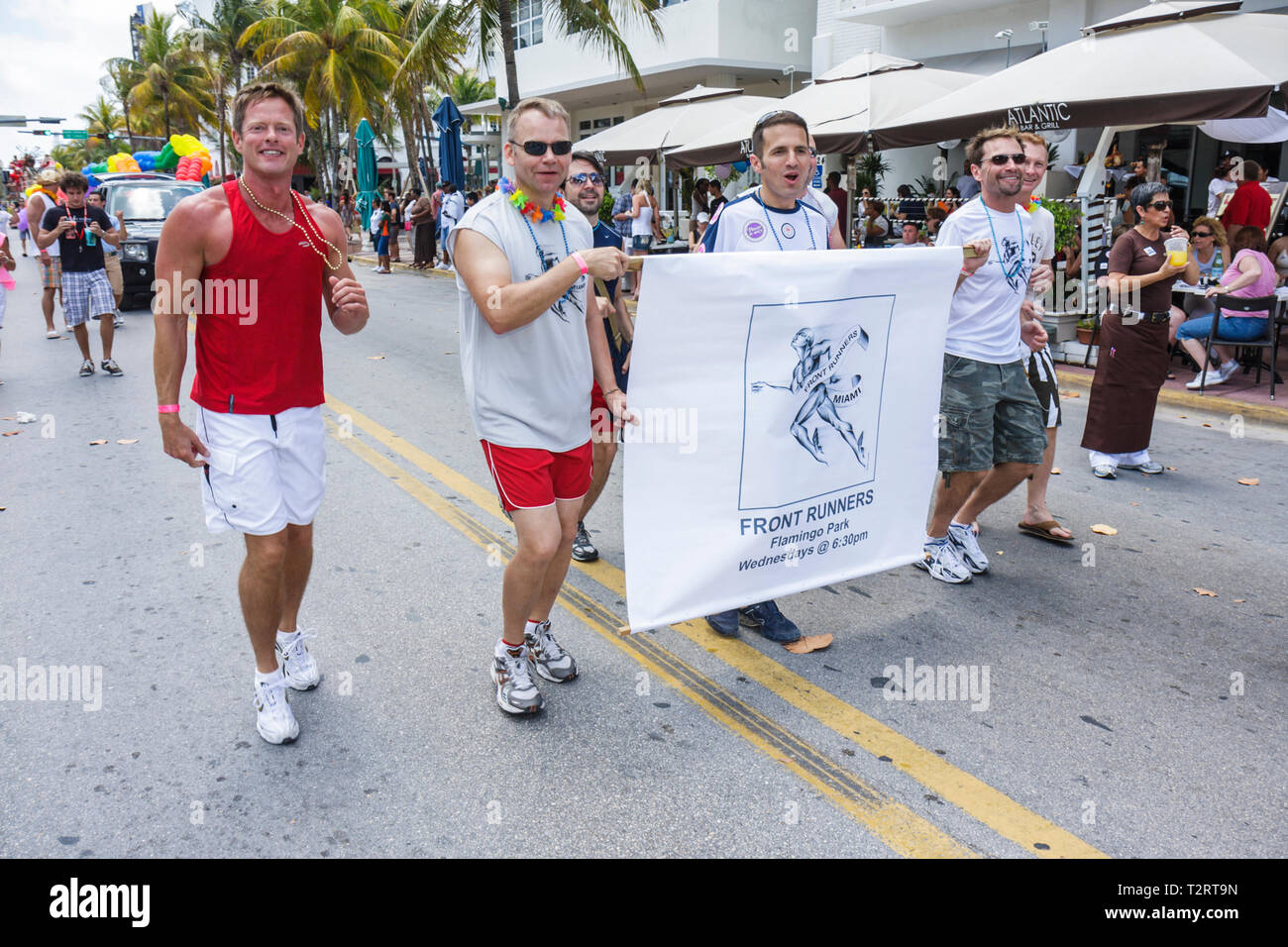 Miami Beach Florida,Ocean Drive,Lummus Park,Gay Pride Festival,festival,celebrazione,fiera,expo,omosessuale,LGBT,adulti uomo uomo uomo uomo, banner,corridore Foto Stock