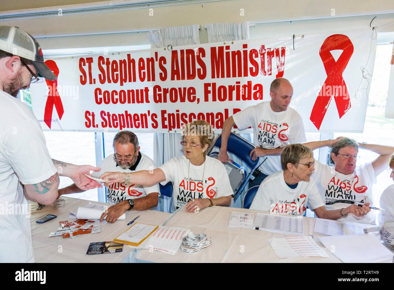 Miami Beach Florida,AIDS Walk Miami,Care Resource,HIV,epidemie,community resource,benefit,beneficenza,fundraiser,volontari volontariato lavoro WO Foto Stock