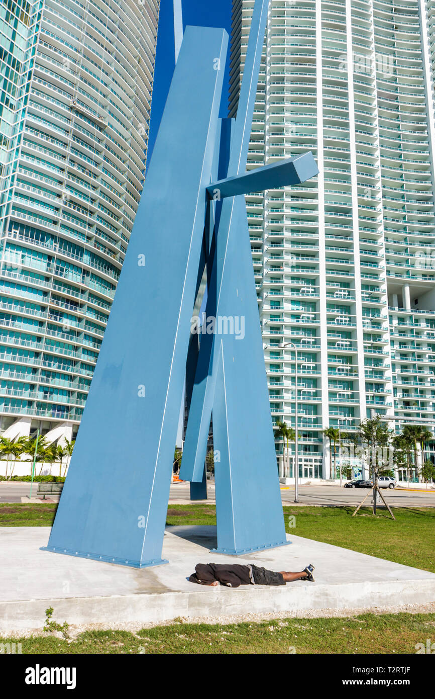 Miami Florida, Biscayne Boulevard, scultura in metallo, John Henry, JE Souhaite, arte pubblica, blu, grattacieli alti grattacieli costruire edifici condominiu Foto Stock