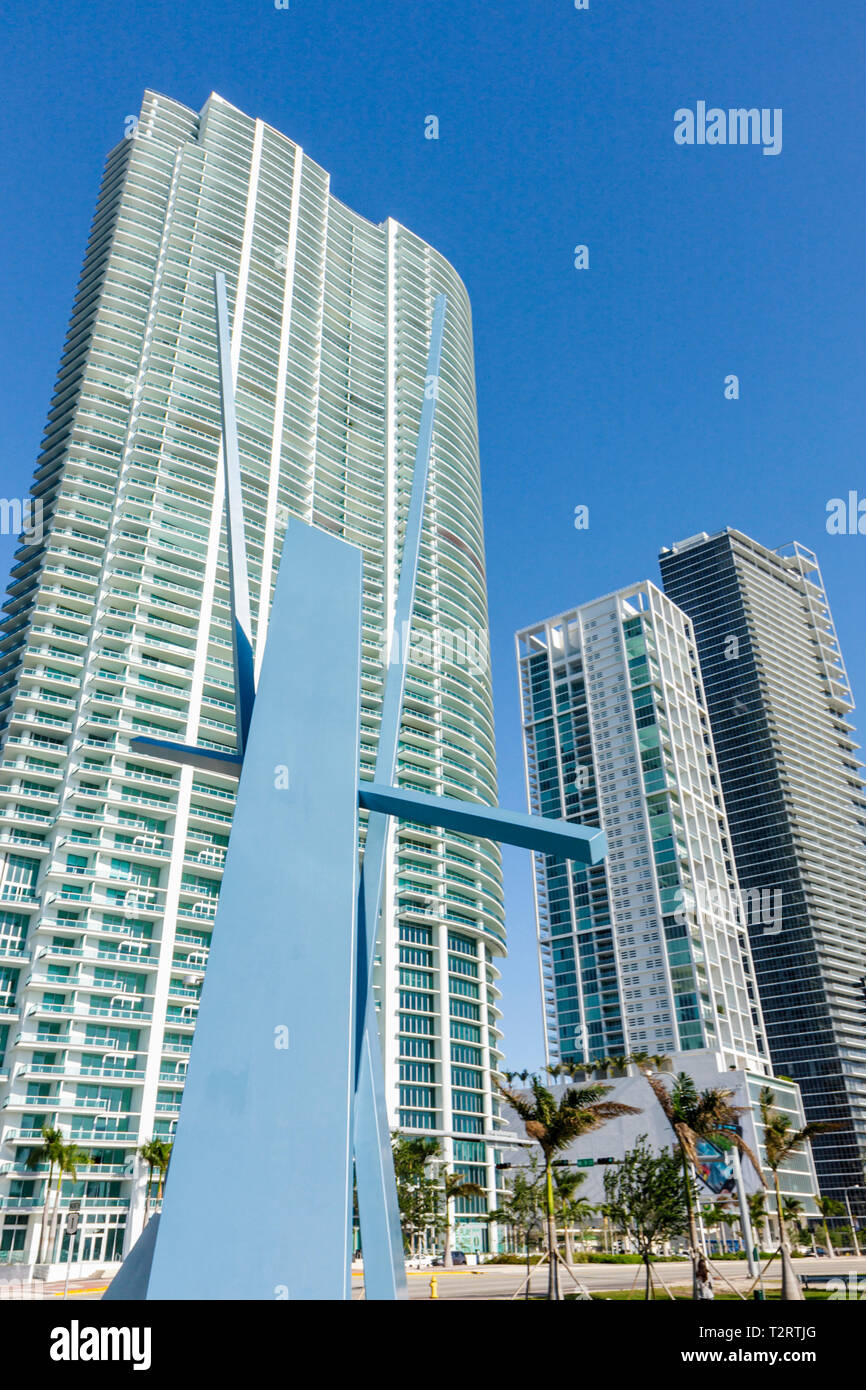 Miami Florida, Biscayne Boulevard, scultura in metallo, John Henry, JE Souhaite, arte pubblica, blu, grattacieli alti grattacieli costruire edifici bu Foto Stock