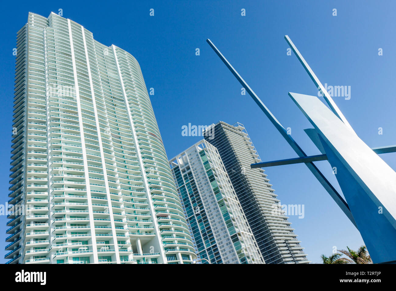 Miami Florida, Biscayne Boulevard, scultura in metallo, John Henry, JE Souhaite, arte pubblica, blu, grattacieli alti grattacieli costruire edifici condominiu Foto Stock