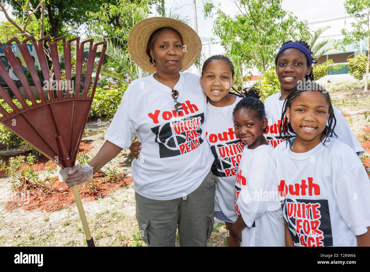 Miami Florida,Overtown,Peace Park,Global Youth Service Day,Tree Planting,volontari volontari volontari volontari lavoratori del lavoro,lavorando insieme servin Foto Stock