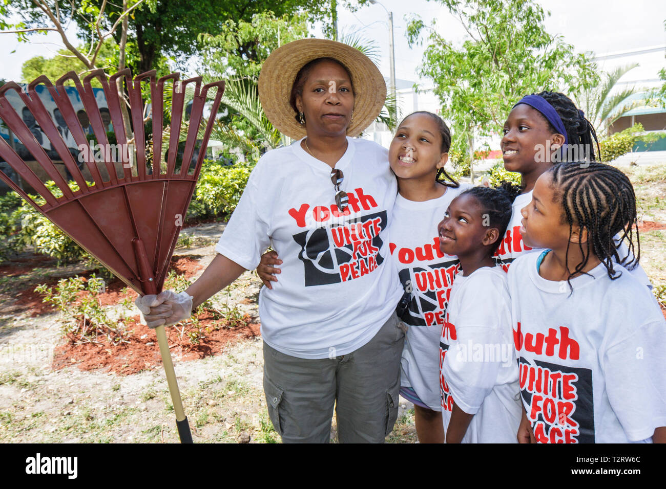 Miami Florida,Overtown,Peace Park,Global Youth Service Day,Tree Trees Planting,volontariato servizio comunità lavoratori volontari lavoro Foto Stock